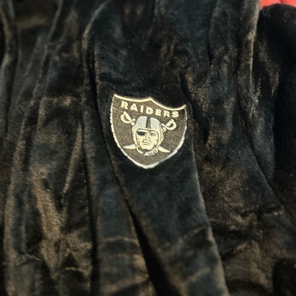 Las Vegas Raiders Silk Touch Robe - Picture 3 of 9